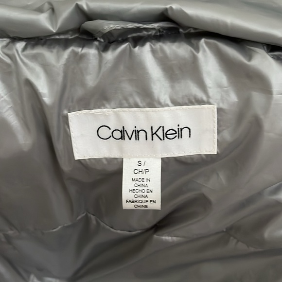 Calvin Klein Puffer Jacket size small - Picture 4 of 7